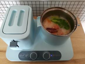 放入猪肝和粉肠煮1-2分钟