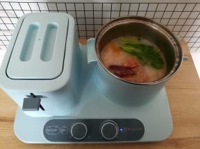 放入猪肝和粉肠煮1-2分钟