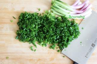 香葱洗净，切葱花。葱头要的更加细，或至用葱叶。