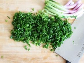 香葱洗净，切葱花。葱头要的更加细，或至用葱叶。