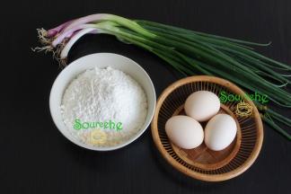 食材：面粉150克、鸡蛋3个、香葱、油、盐。
