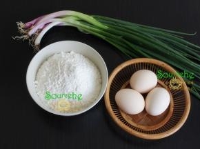 食材：面粉150克、鸡蛋3个、香葱、油、盐。