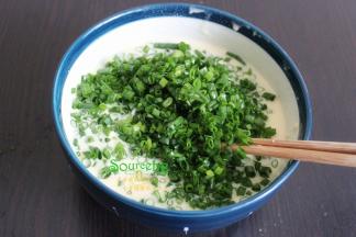 把切好的香葱，放入碗里搅拌均匀。香葱要最后放入加班，这样的葱才香，太早加入搅拌，葱会蔫，就没有这么香了。