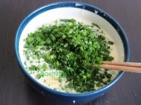 把切好的香葱，放入碗里搅拌均匀。香葱要最后放入加班，这样的葱才香，太早加入搅拌，葱会蔫，就没有这么香了。