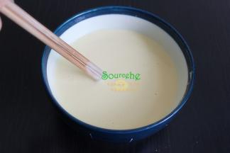 接着放盐、适量的饮用水，搅拌至无颗粒状的面糊。150克的面粉，水400克，其中三个鸡蛋有150克左右。