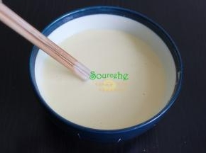 接着放盐、适量的饮用水，搅拌至无颗粒状的面糊。150克的面粉，水400克，其中三个鸡蛋有150克左右。