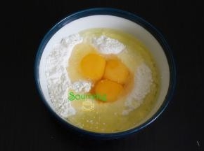 面粉倒入一个大的陶瓷碗里，把鸡蛋倒入顺时针搅拌均匀。建议用陶瓷碗或玻璃碗，这样的鸡蛋颜色不会发黑。