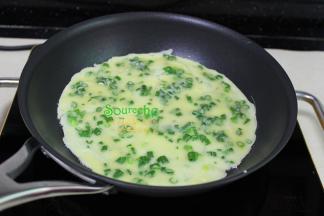 用美亚平底锅，倒少许油，用刷子把油均匀刷开，用勺子勺一勺拌均好的面糊，均匀摊开，中小火煎至凝固，微黄。