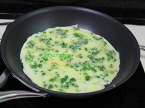 用美亚平底锅，倒少许油，用刷子把油均匀刷开，用勺子勺一勺拌均好的面糊，均匀摊开，中小火煎至凝固，微黄。