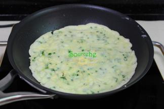 翻转另外一面继续煎至微黄，卷来来，鸡蛋香葱饼就好。