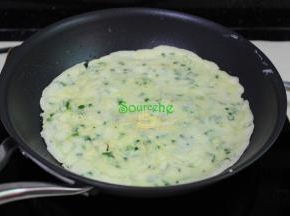 翻转另外一面继续煎至微黄，卷来来，鸡蛋香葱饼就好。