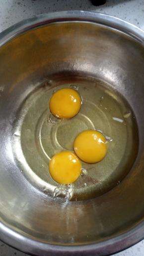 无油无水盆里打入三颗鸡蛋