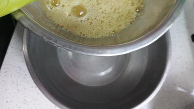 隔水搅拌均匀，隔水搅拌，至蛋液36度左右!