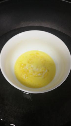 牛奶与黄油混合隔水融化!