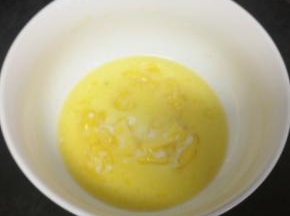 牛奶与黄油混合隔水融化!