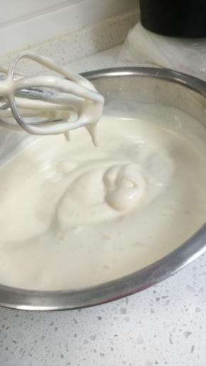 蛋液高速打发，到最后低速两分钟整理气泡，至打蛋头上蛋液不轻易滴落就可以!