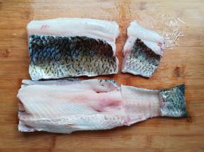 鱼肉从鱼身体的一侧切开，剔除鱼排和大的鱼刺