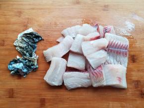 把鱼肉从鱼皮上小心的剔出来，如果家里没有破壁机或者料理机，就用勺子慢慢的把鱼肉刮下来