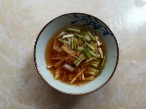 生姜洗净去皮切丝，葱白切小段，加入60克的料酒混合放置一边备用