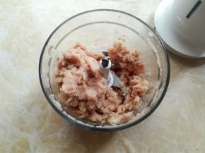 鱼肉放到料理机里，2档10秒一次，重复4次搅打成鱼肉泥。这个时候去烧一锅热水，水烧到冒小泡泡后关火