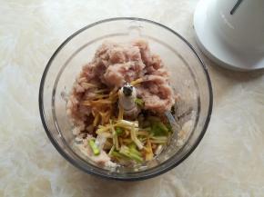 鱼肉泥加入浸泡过的葱白、生姜和料酒，2档10秒一次，重复2次