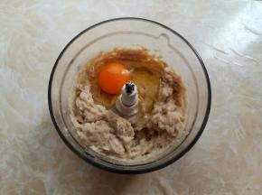 鸡蛋加入到鱼肉蓉里，2档10秒一次，重复2次，经过三轮的搅打，细小的鱼刺也完全打碎了