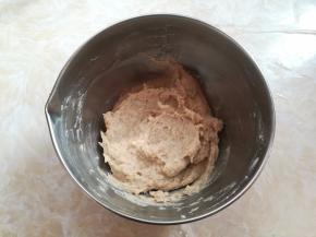 鱼肉蓉取出放到深的盆子里，加入淀粉混合均匀，戴上一次性手套抓取鱼肉蓉摔打50次，这样打出来的鱼丸口感Q弹更好吃