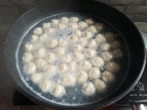 鱼丸挤好后大火煮开，捞出放冷水里浸泡10分钟，放凉后可以放冰箱冷冻保存