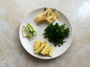 生姜洗净去皮，一半切薄片，一半切小块，香葱洗净，葱白部分切小段，叶子部分切成葱花