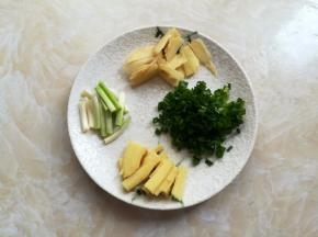 生姜洗净去皮，一半切薄片，一半切小块，香葱洗净，葱白部分切小段，叶子部分切成葱花