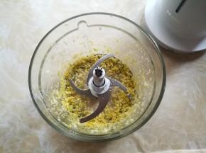姜块和剥皮的蒜米放入切碎机里搅打成细小的颗粒