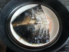 重点来了，鱼头腌制好别急着加剁椒，先放到烧热水的锅里，大火蒸6分钟，盘子里蒸出来的水是最腥的，一定要倒掉，这样蒸出来的鱼头才没有腥味，也不会影响剁椒酱汁的咸度