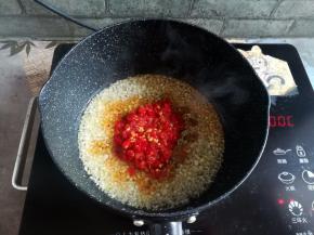 换一个小锅，烧热后放入10克玉米油，先放姜蒜末小火煸出香味，再加入剁椒翻炒均匀