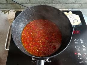 加入盐、生抽和蚝油调味煮开