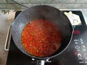 加入盐、生抽和蚝油调味煮开