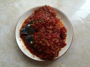 煮好的剁椒酱汁淋到鱼头上