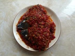 煮好的剁椒酱汁淋到鱼头上