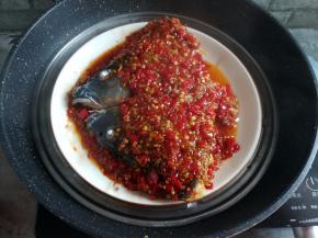 放入烧开水的锅里大火蒸8分钟，如果鱼头比较大，适当的延长时间