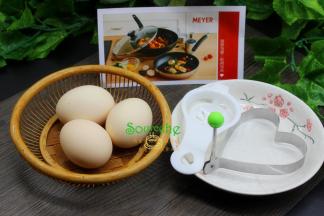 食材：鸡蛋、油、盐。工具：美亚不粘平底锅、蛋液分离器、心形简单模具。装饰食材：海苔、番茄酱。