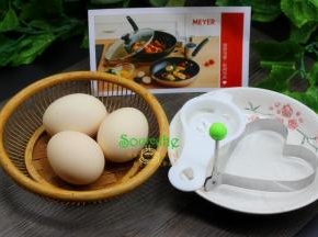 食材：鸡蛋、油、盐。工具：美亚不粘平底锅、蛋液分离器、心形简单模具。装饰食材：海苔、番茄酱。