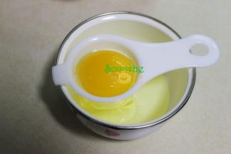 鸡蛋挑选新鲜的土鸡蛋，用蛋液分离器把蛋白和蛋黄分离开，新鲜的鸡蛋，蛋黄完整又圆又大。