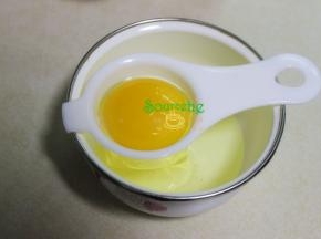 鸡蛋挑选新鲜的土鸡蛋，用蛋液分离器把蛋白和蛋黄分离开，新鲜的鸡蛋，蛋黄完整又圆又大。