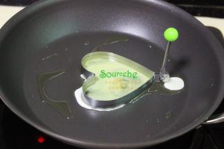 把蛋液加少许盐拌均，倒入心型模块里，中小火煎至蛋白凝固，热锅蛋白变硬，加少许热水，加了热水，蛋白就嫩滑。