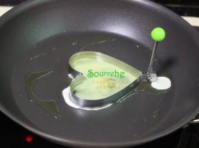 把蛋液加少许盐拌均，倒入心型模块里，中小火煎至蛋白凝固，热锅蛋白变硬，加少许热水，加了热水，蛋白就嫩滑。