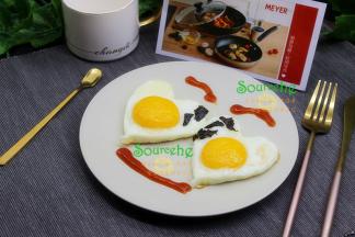 这个时候，可以放点海苔在鸡蛋上面，还可以在盘子里加少许番茄酱，作为装饰品，色香味俱全的心形荷包蛋就煎好了。
