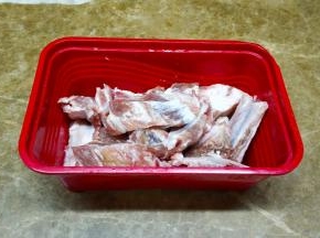 排骨斩件洗干净，用盐、糖搅拌均匀，腌制1小时；菠萝切块、红椒、洋葱切块备用