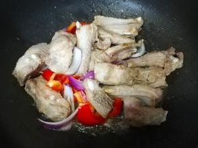 倒入红椒、洋葱煸炒出香味