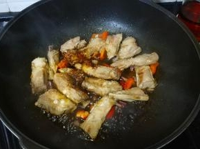 放入糖、醋、酱油、老抽