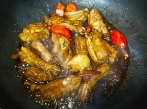 炒均匀，转中小火煮3分钟