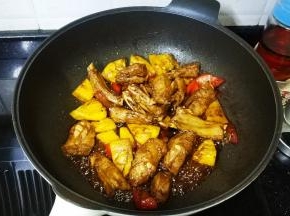 翻炒菠萝排骨一分钟